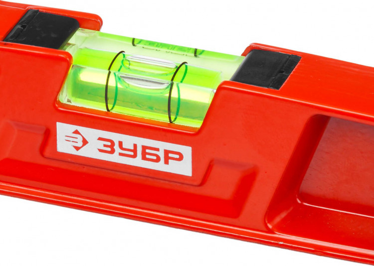 Уровень строительный ЗУБР 34723-040 предназначен для контроля горизонтальности и вертикальности поверхностей. Две цельные противоударные ампулы. Фрезерованная базовая поверхность. С углами 45° и 90° на корпусе. Литой усиленный корпус.